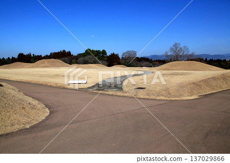 這是位於熊本縣山賀市的岩原古墓群,該古墓群是國家指定的歷史遺跡。 這是位於熊本縣山賀市的岩原古墓群,該古墓群是國家指定的歷史遺跡。 137029866