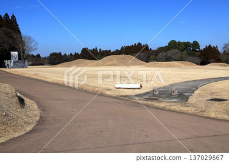 這是位於熊本縣山賀市的岩原古墓群,該古墓群是國家指定的歷史遺跡。 這是位於熊本縣山賀市的岩原古墓群,該古墓群是國家指定的歷史遺跡。 137029867
