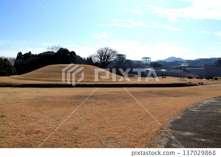 這是位於熊本縣山賀市的岩原古墓群,該古墓群是國家指定的歷史遺跡。 這是位於熊本縣山賀市的岩原古墓群,該古墓群是國家指定的歷史遺跡。 137029868