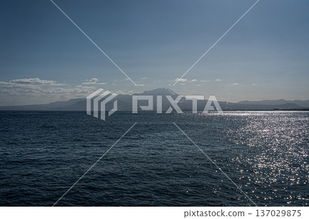 漂浮在海面上的大山,鳥取縣 漂浮在海面上的大山,鳥取縣 137029875