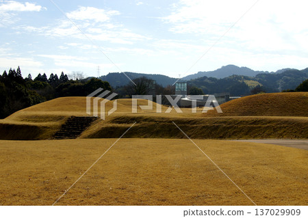 這是位於熊本縣山賀市的岩原古墓群，該古墓群是國家指定的歷史遺跡。 137029909