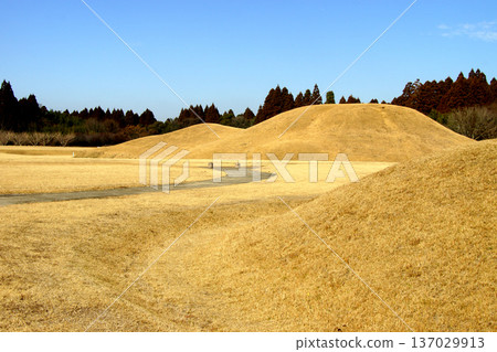 A view of the Iwahara Burial Mounds, a nationally designated historic site in Yamaga City, Kumamoto Prefecture A view of the Iwahara Burial Mounds, a nationally designated historic site in Yamaga City, Kumamoto Prefecture 137029913