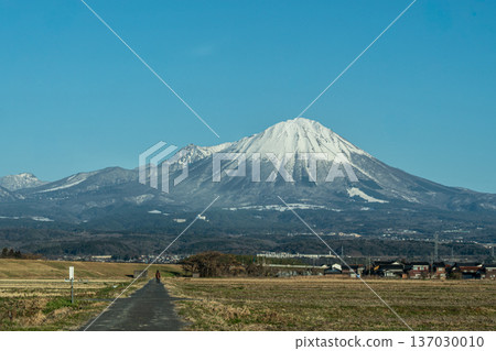 Snow-covered Mt. Daisen, Tottori Prefecture 137030010