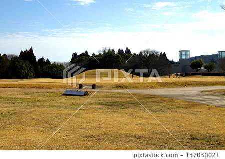這是位於熊本縣山賀市的岩原古墓群，該古墓群是國家指定的歷史遺跡。 137030021