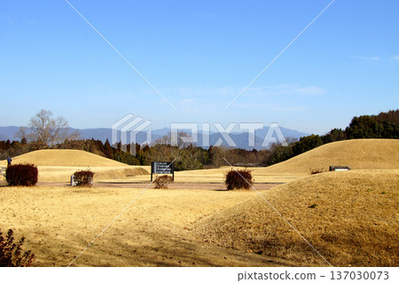 A view of the Iwahara Burial Mounds, a nationally designated historic site in Yamaga City, Kumamoto Prefecture 137030073