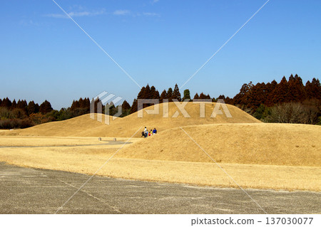 這是位於熊本縣山賀市的岩原古墓群,該古墓群是國家指定的歷史遺跡。 這是位於熊本縣山賀市的岩原古墓群,該古墓群是國家指定的歷史遺跡。 137030077