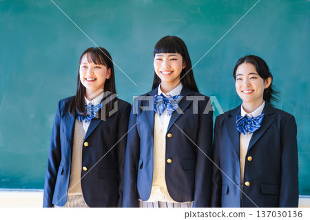 站在黑板前面的女子高中 站在黑板前面的女子高中 137030136