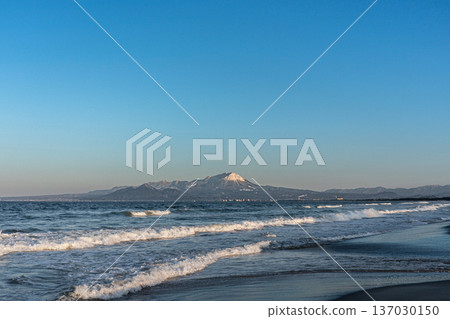 鳥取縣,海面上泛起白色波浪,大山巍峨聳立。 鳥取縣,海面上泛起白色波浪,大山巍峨聳立。 137030150