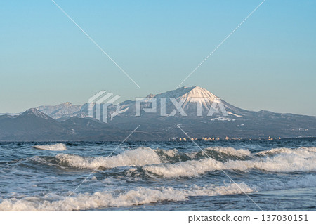 鳥取縣,海面上泛起白色波浪,大山巍峨聳立。 鳥取縣,海面上泛起白色波浪,大山巍峨聳立。 137030151