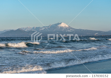 鳥取縣,海面上泛起白色波浪,大山巍峨聳立。 鳥取縣,海面上泛起白色波浪,大山巍峨聳立。 137030152