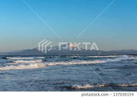 鳥取縣,海面上泛起白色波浪,大山巍峨聳立。 鳥取縣,海面上泛起白色波浪,大山巍峨聳立。 137030154