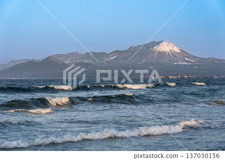 鳥取縣，海面上泛起白色波浪，大山巍峨聳立。 137030156