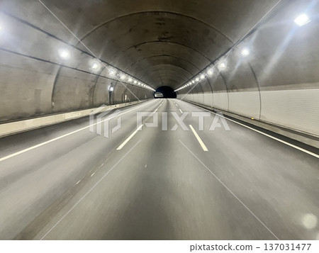從視角拍攝的駕車穿越無人值守高速公路隧道的畫面 137031477