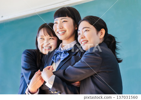 高中女孩與朋友在黑板前合影 137031560