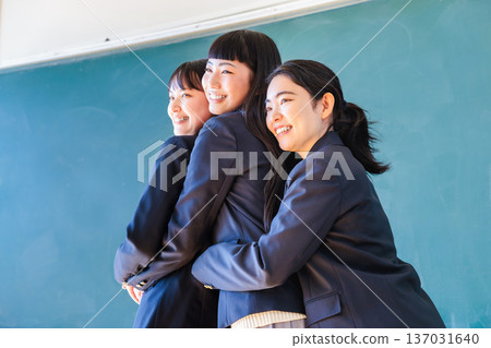 高中女孩與朋友在黑板前合影 137031640