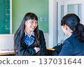 高中女生在教室裡和朋友愉快地聊天 137031644