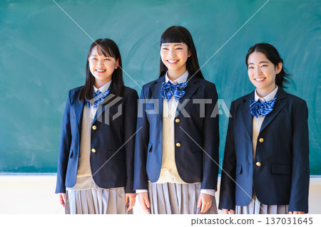 站在黑板前面的女子高中 137031645