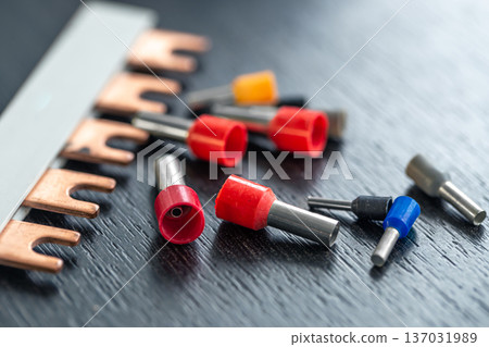 Coloured sleeves, crimp terminals for different wire sizes. 137031989