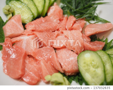 Fatty tuna sashimi, my wife's home-cooked meals, dinner at home, happy family Fatty tuna sashimi, my wife's home-cooked meals, dinner at home, happy family 137032635
