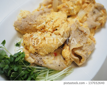 Pork omelette, home-cooked meals by my wife, dinner at home, happy family Pork omelette, home-cooked meals by my wife, dinner at home, happy family 137032640