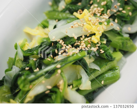 水煮高麗菜和菊花,妻子做的家常菜,在家享用的晚餐,幸福的一家人。 水煮高麗菜和菊花,妻子做的家常菜,在家享用的晚餐,幸福的一家人。 137032650