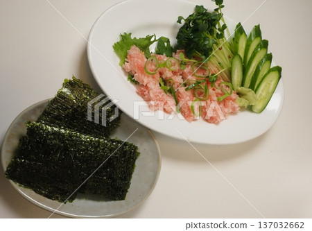 Temaki (hand-rolled tuna), my wife's home-cooked meals, dinner at home, happy family Temaki (hand-rolled tuna), my wife's home-cooked meals, dinner at home, happy family 137032662