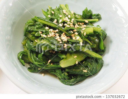 水煮菊花,妻子做的家常菜,家裡的晚餐,幸福的家庭 水煮菊花,妻子做的家常菜,家裡的晚餐,幸福的家庭 137032672