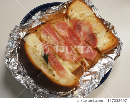 Ham and cheese toast, my wife's home-cooked meal, dinner at home, happy family 137032697