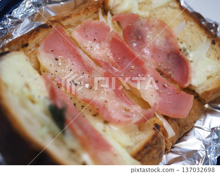 Ham toast, my wife's home-cooked meals, dinner at home, happy family Ham toast, my wife's home-cooked meals, dinner at home, happy family 137032698