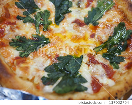 Margherita pizza with chrysanthemum, my wife's home-cooked meal, dinner at home, happy family Margherita pizza with chrysanthemum, my wife's home-cooked meal, dinner at home, happy family 137032704