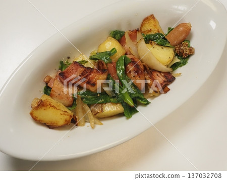 German stir fry, my wife's home-cooked meals, dinner at home, a happy family German stir fry, my wife's home-cooked meals, dinner at home, a happy family 137032708