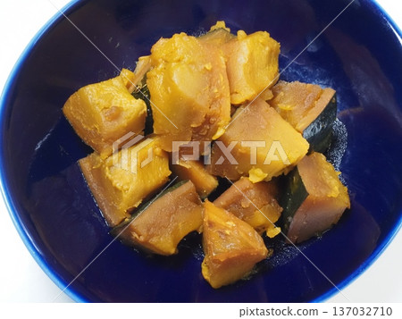 煮南瓜,妻子的家常菜,在家用餐,幸福的家庭 煮南瓜,妻子的家常菜,在家用餐,幸福的家庭 137032710