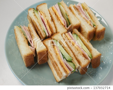 Ham toast sandwich, wife's home-cooked meal, dinner at home, happy family Ham toast sandwich, wife's home-cooked meal, dinner at home, happy family 137032714