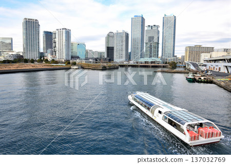 A sightseeing boat heading to Portside Park, seen from Yokohama Waterfront Main Road A sightseeing boat heading to Portside Park, seen from Yokohama Waterfront Main Road 137032769
