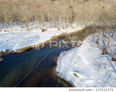 Canoeing down the Kushiro River in Hokkaido in winter Canoeing down the Kushiro River in Hokkaido in winter 137033774