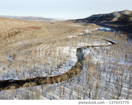 Canoeing down the Kushiro River in Hokkaido in winter Canoeing down the Kushiro River in Hokkaido in winter 137033779