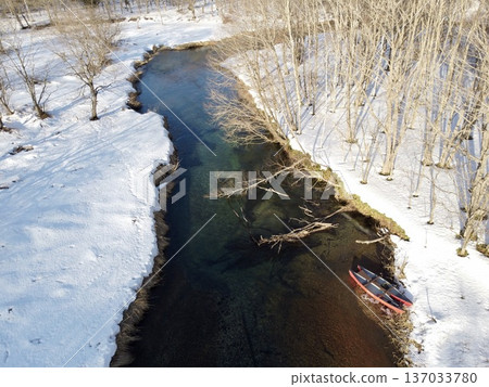 Canoeing down the Kushiro River in Hokkaido in winter Canoeing down the Kushiro River in Hokkaido in winter 137033780