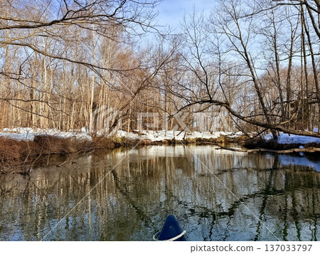 冬季在北海道釧路川上泛舟 137033797