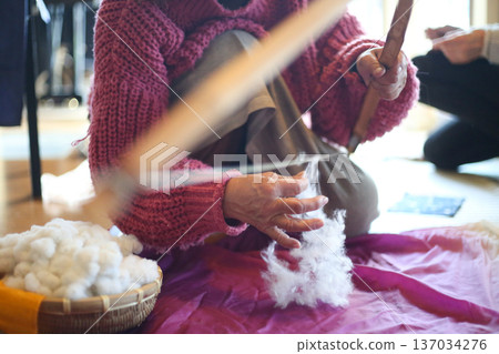 一名婦女用棉弓射棉花 137034276