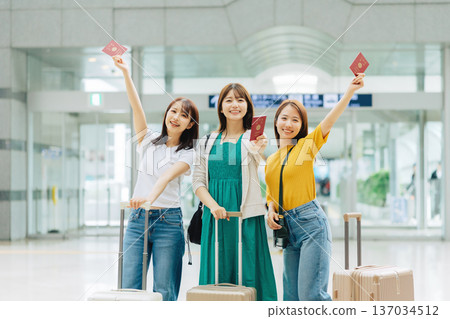 三位女士離開機場，準備出國旅行。 （圖片由關西國際機場（KIX）提供） 137034512