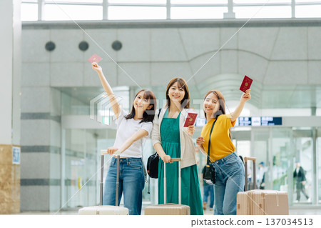 三位女士離開機場，準備出國旅行。 （圖片由關西國際機場（KIX）提供） 137034513