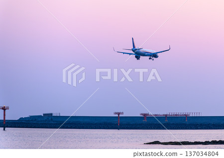 夕陽西下，一架客機降落在山口宇部機場。 137034804