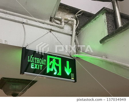 Emergency exit sign in Vietnamese 137034949