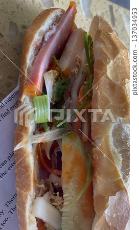 越南胡志明市的火腿蔬菜越南法國麵包 越南胡志明市的火腿蔬菜越南法國麵包 137034953