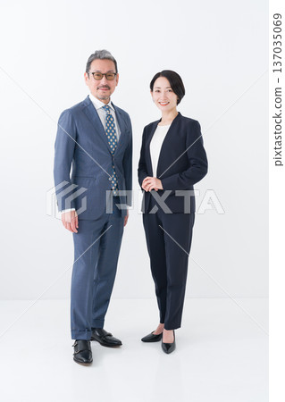 微笑的商人和女士 微笑的商人和女士 137035069