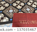 漂亮的瓷磚地板和寫著「歡迎」字樣的紅色地墊 137035467