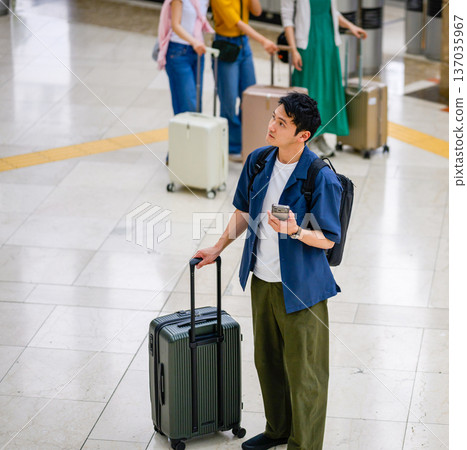 一名男子在機場搬運行李。照片由關西國際機場（KIX）提供。 137035967
