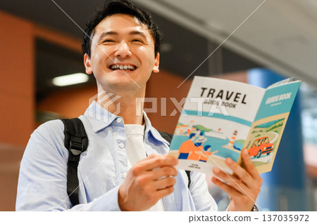 Travel guidebook and man ■Photography cooperation: Kansai International Airport (KIX) Travel guidebook and man ■Photography cooperation: Kansai International Airport (KIX) 137035972
