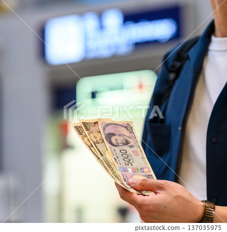 Holding Japanese yen bills in hand ■Photography cooperation: Kansai International Airport (KIX) 137035975
