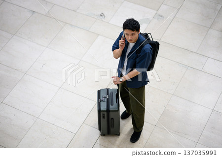 一位旅客在機場打電話 ■攝影合作:關西國際機場(KIX) 一位旅客在機場打電話 ■攝影合作:關西國際機場(KIX) 137035991
